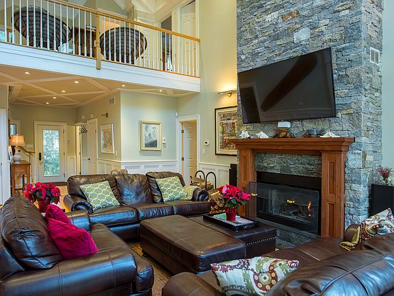 4th image of 15 Lillian Ln