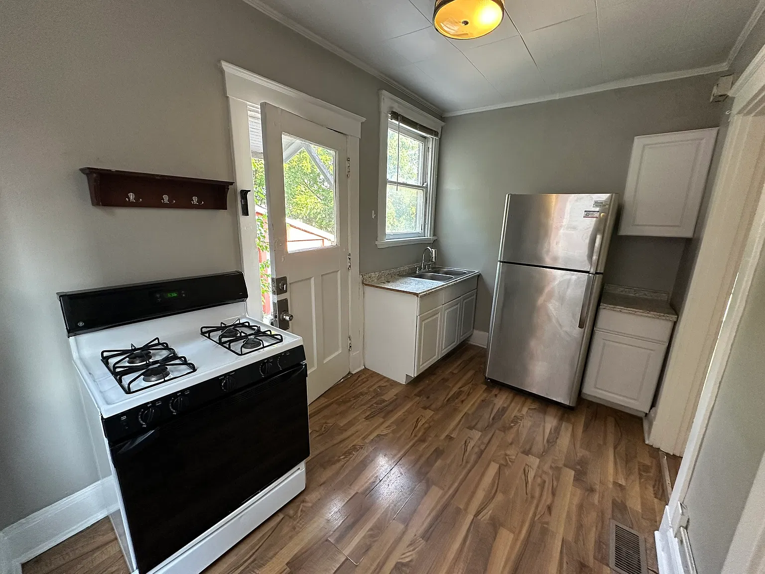 6 bed, 1726 sqft, $4,200 — Photo 4