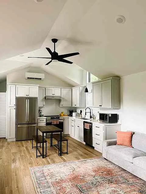 2 bed, 750 sqft, $2,300 — Photo 2