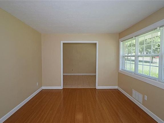 4th image of 79 Christine Dr