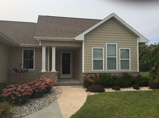1549 Milton Cir, Oshkosh, WI 54904