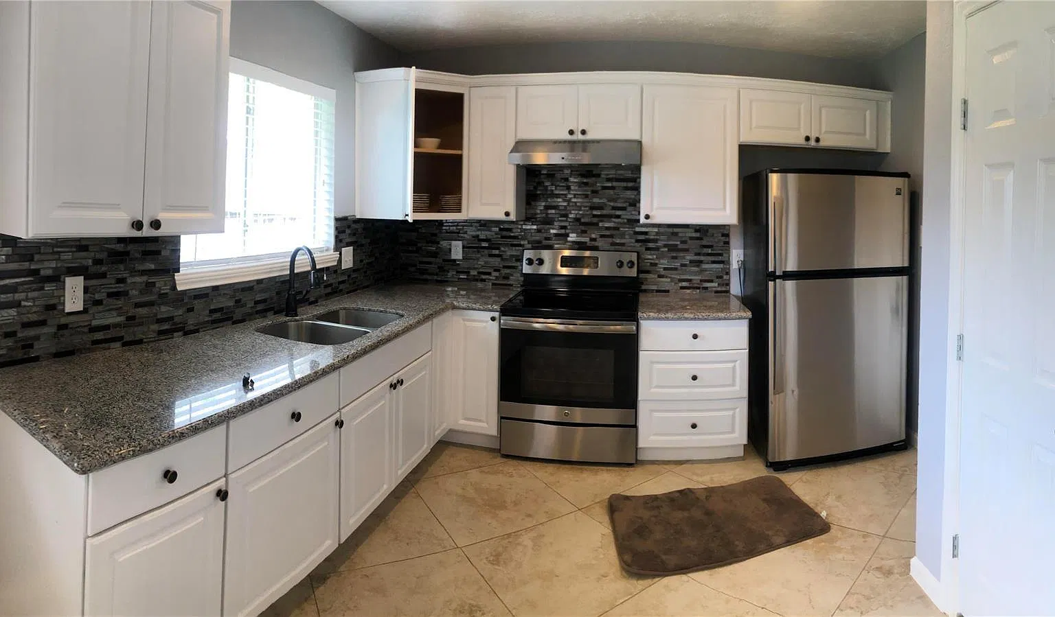 3 bed, 2.0 bath, 1296 sqft, $1,800 — Photo 4