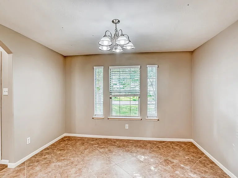 2427 Ranch Hollow Ct — Photo 7
