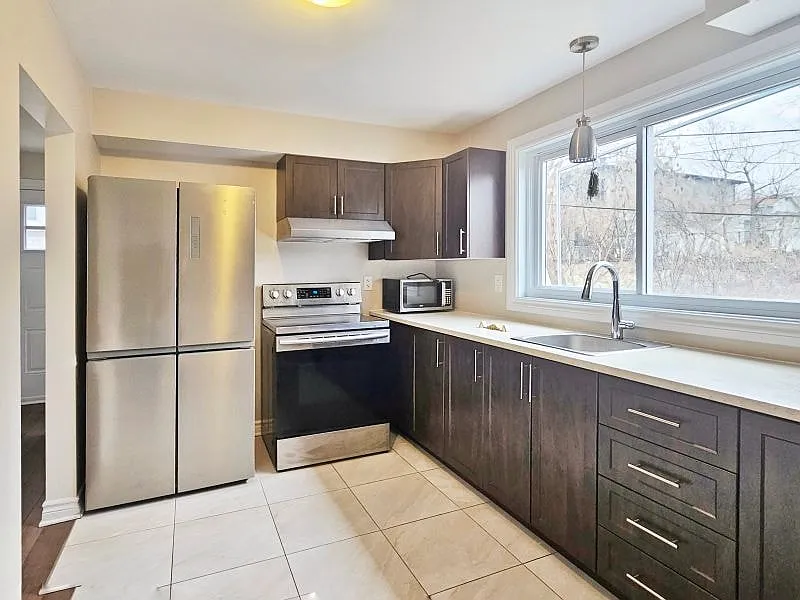 2700 Howe Street — Photo 2