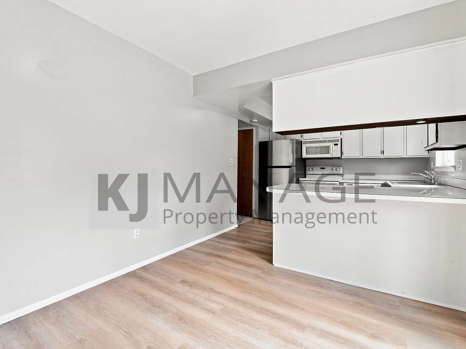 3 bed, 2.5 bath, 1142 sqft, $2,095 — Photo 3