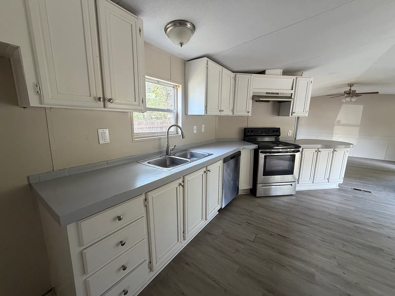 2 bed, 960 sqft, $1,200 — Photo 2