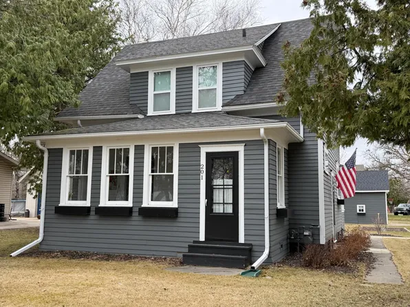 201 6th Ave SE, Roseau, MN 56751
