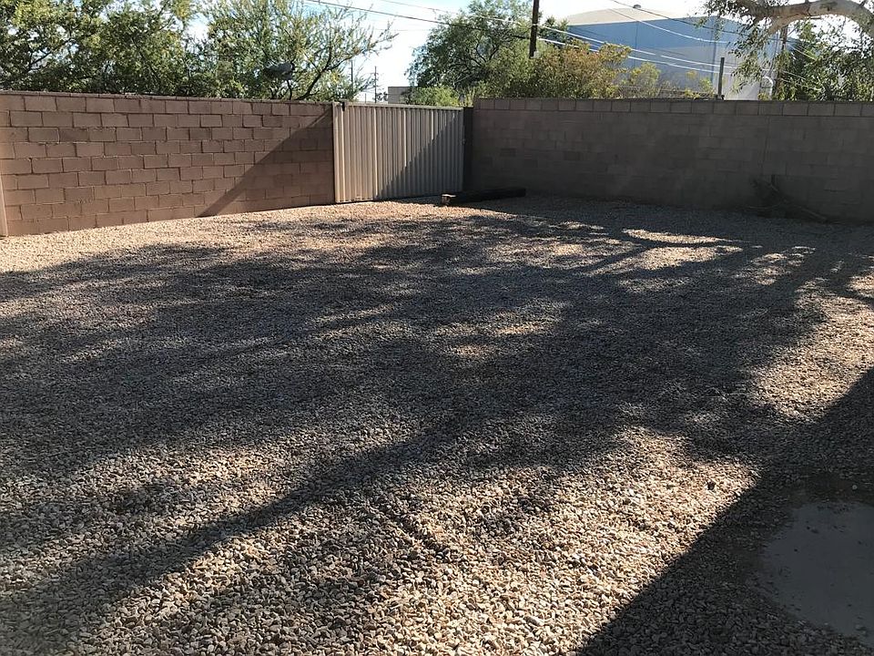 Enclosed backyard at 4:00pm