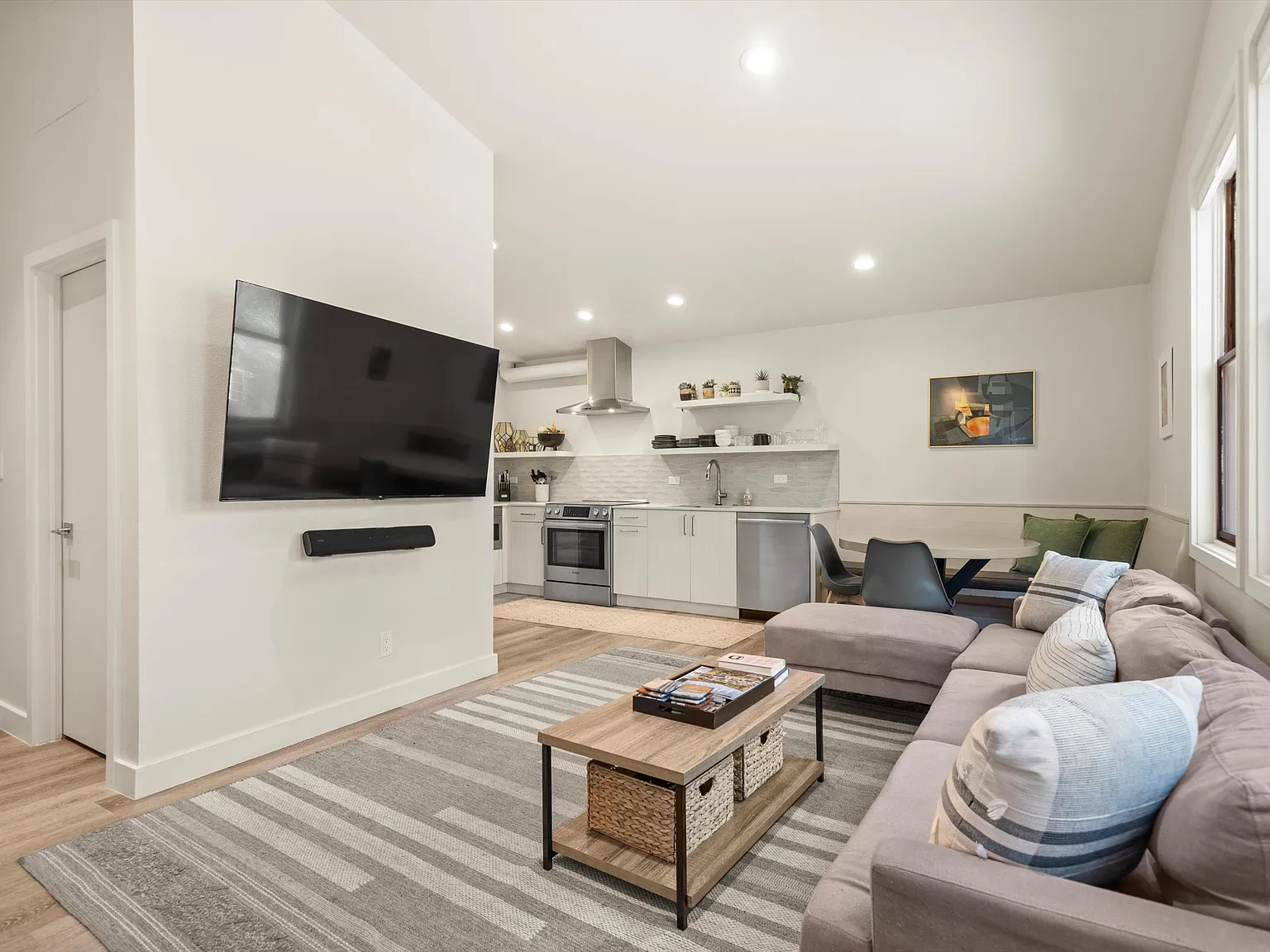 2 bed, 678 sqft, $11,000 — Photo 2