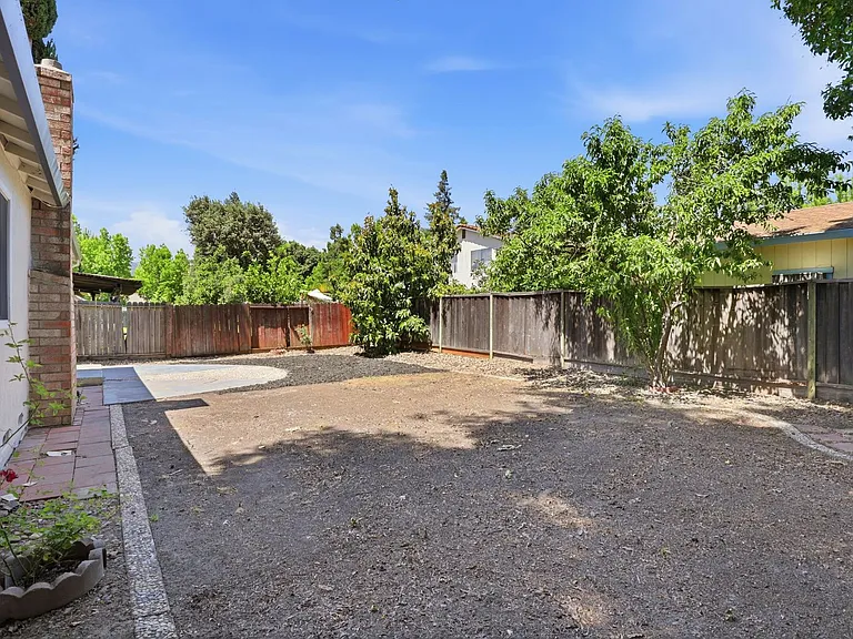 635 Glenview Ct — Photo 14