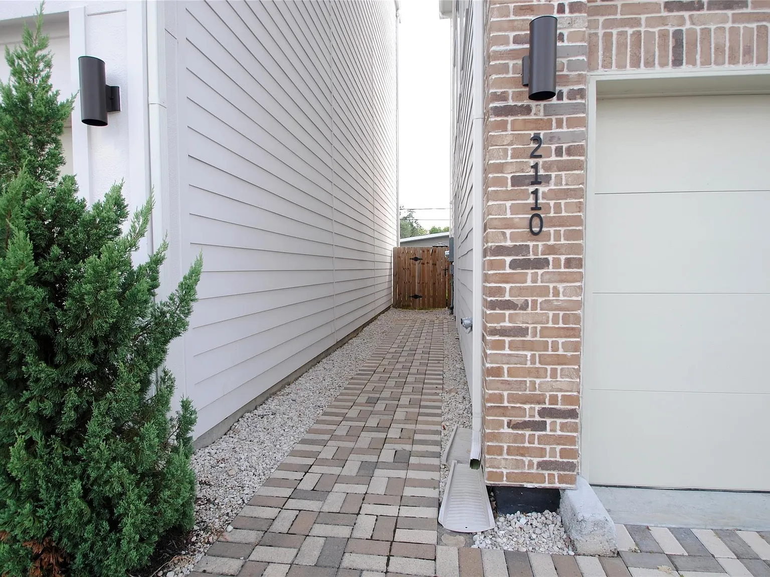 3 bed, 3.5 bath, 1987 sqft, $2,950 — Photo 3