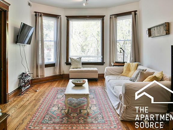 3rd image of 1517 W Oakdale Ave #2F