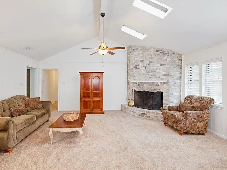 211 W Sherwood Dr — Photo 8