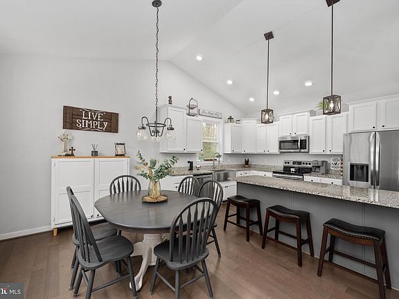 3rd image of 7931 Curtis Ln