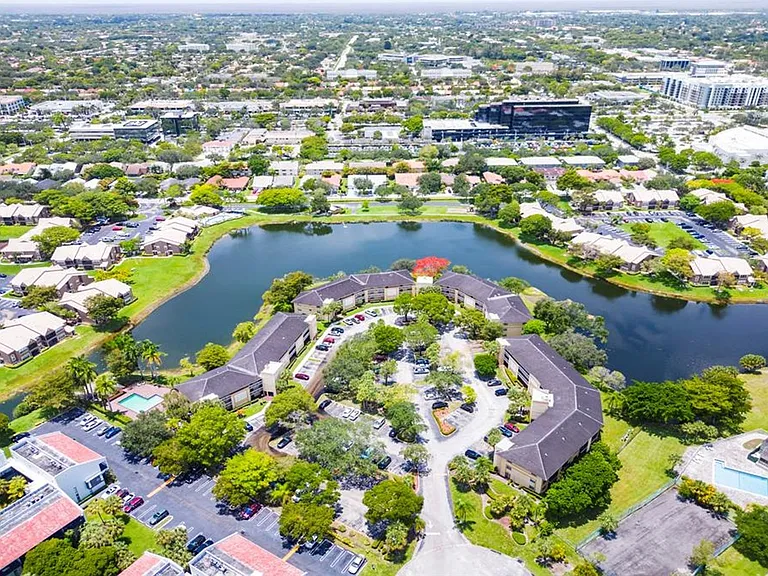 Island Club - 9000 NW 28th Dr Coral Springs, FL 33065 — Photo 14