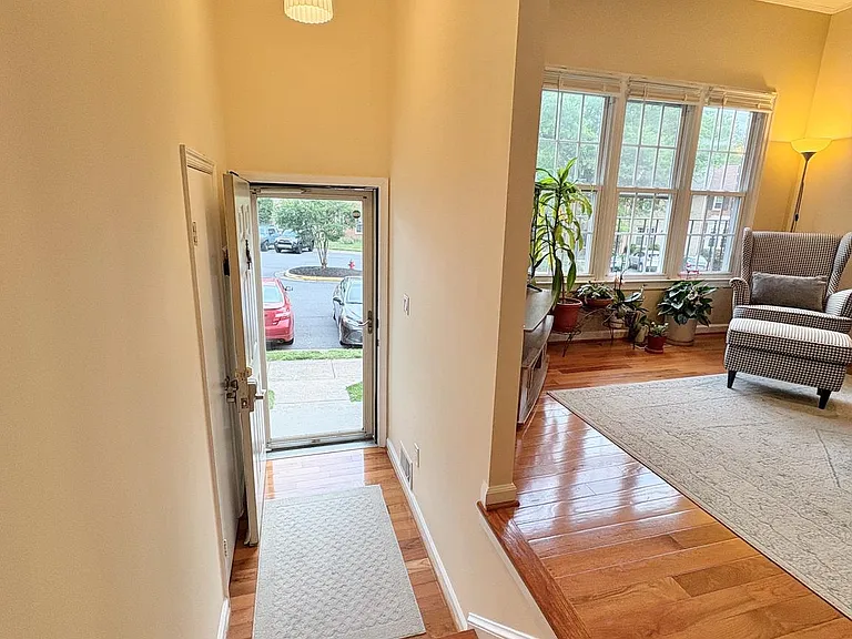 9710 Lakepointe Dr — Photo 10
