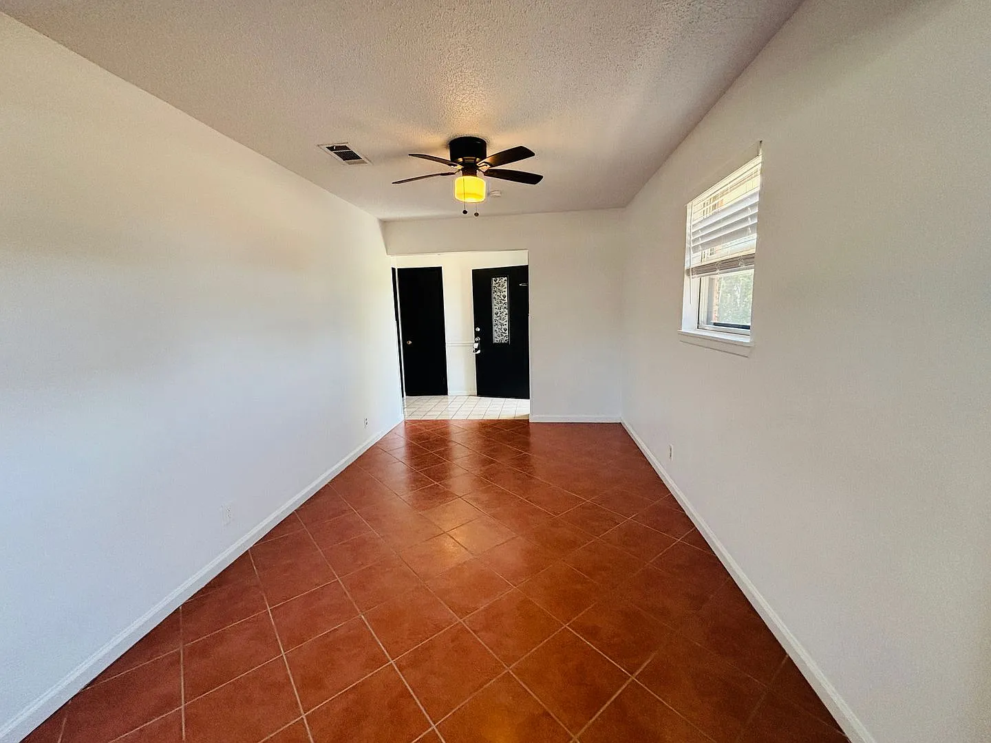 3-Bedroom, 2 Bat Single Family for Rent in Hillsboro, TX | Great yard & Modern Kitchen — Photo 4