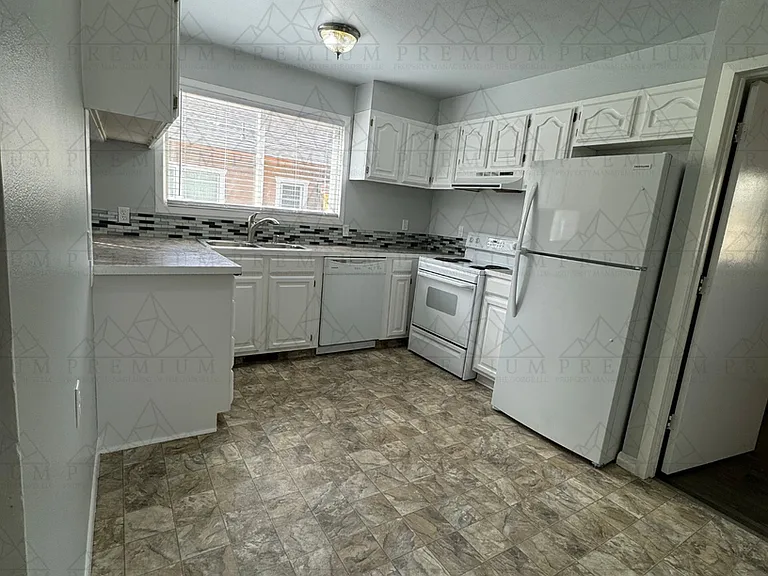 402 McCoy St — Photo 3