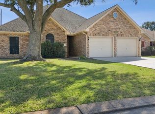 6820 Essex Ln, Groves, TX 77619