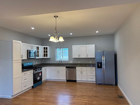 2nd image of 184 Avenue C #3