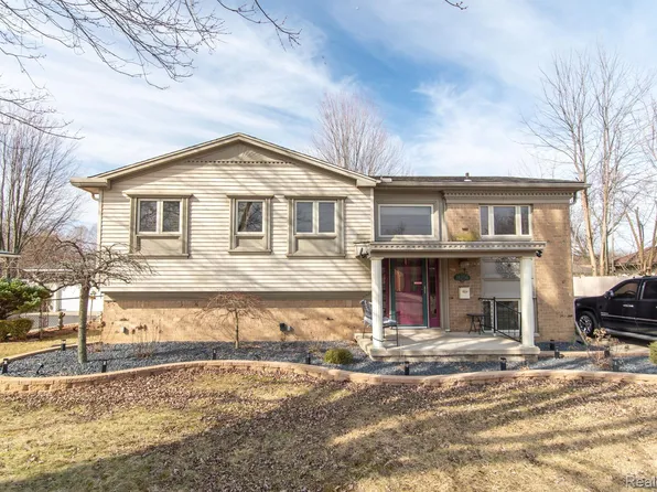 18256 Winwood Ave, Brownstown, MI 48193