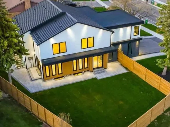 2893 Folkway Dr, Mississauga, ON L5L 2H2