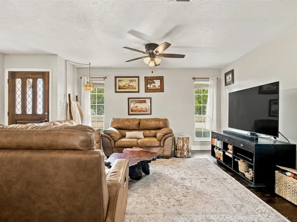 1117 Cozby St E, Benbrook, TX 76126