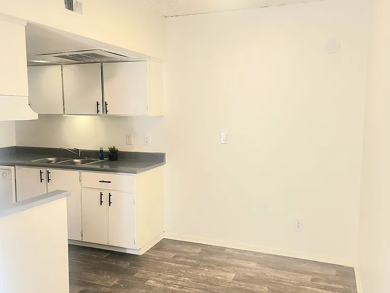 Park West Apartments — Photo 32