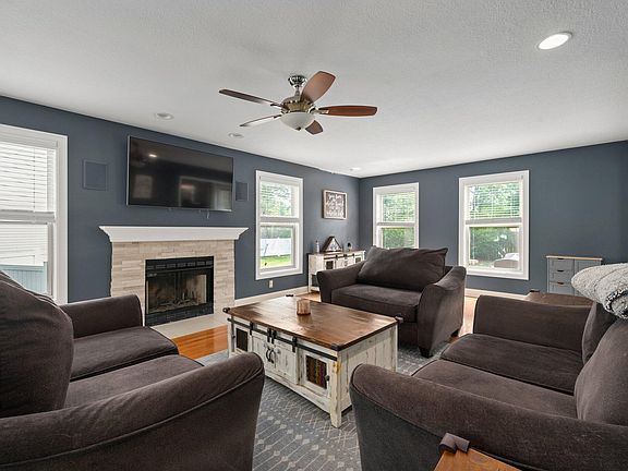 3rd image of 6863 Bethany Dr