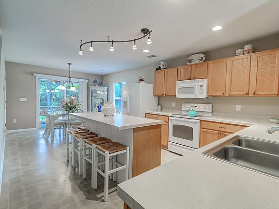 4th image of 102 Wood Side Dr