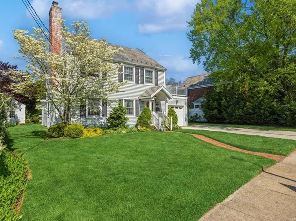 493 Hempstead Avenue, Malverne, NY 11565