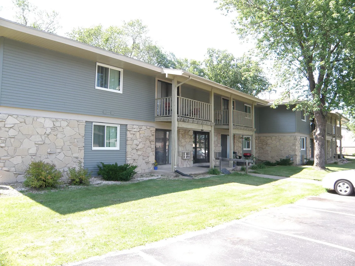 2410 Wilson Ct — Photo 1