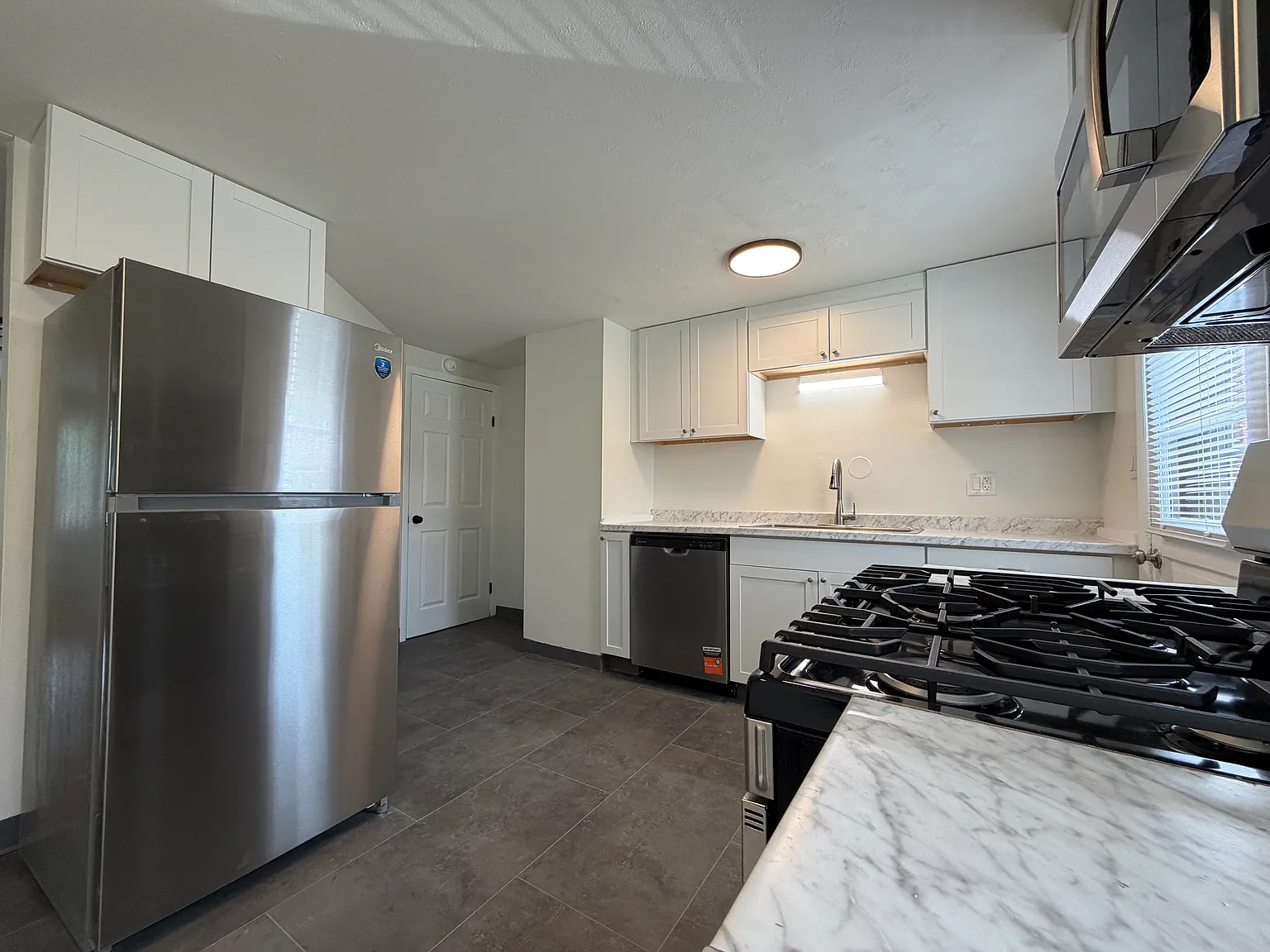 2 bed, 1100 sqft, $1,600 — Photo 2