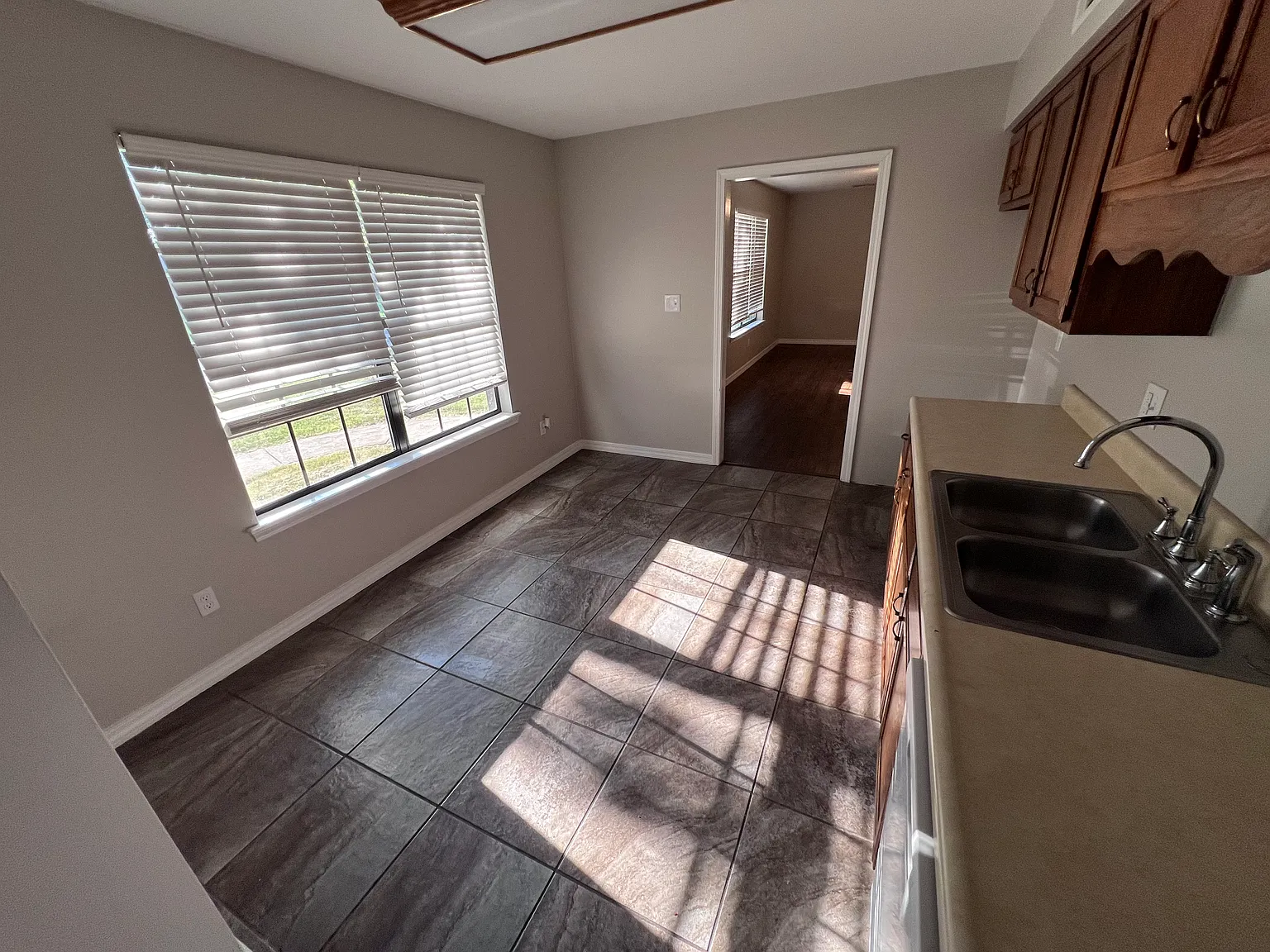 3 bed, 1099 sqft, $1,300 — Photo 4