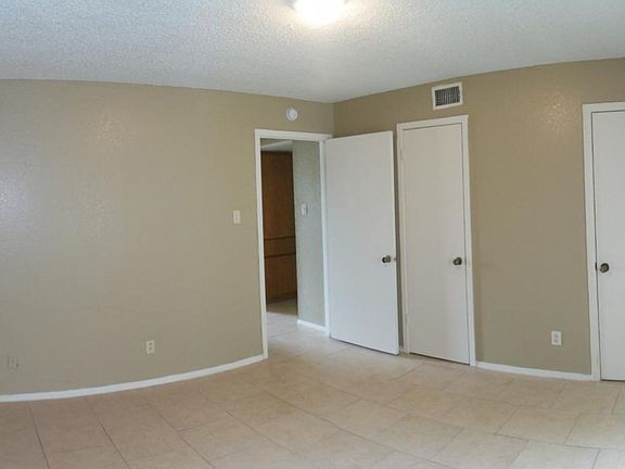 5th image of 2010 Cedarhill Dr APT B