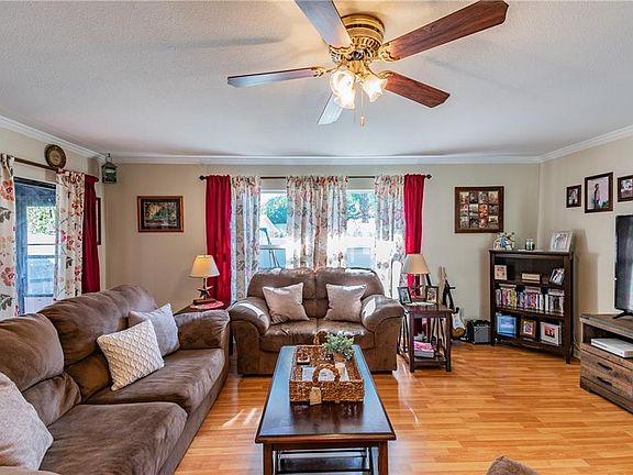 5th image of 1015 Redbud Cir