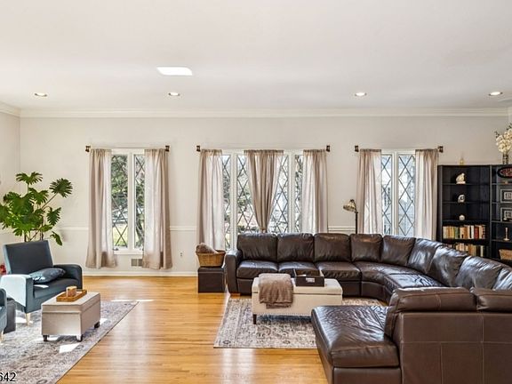 4th image of 11 N Ridge Rd