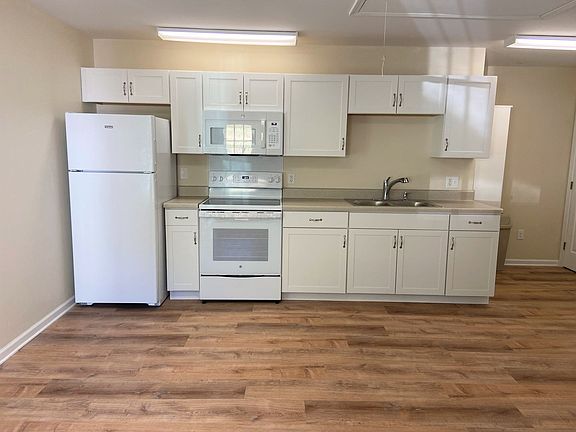 2nd image of 2874 Forest Hills Cir