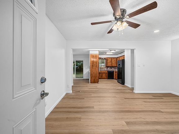 3rd image of 309 Lakeside Rd