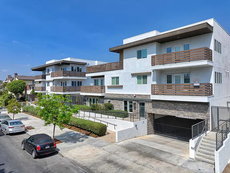 The Metropolitan at Larchmont Village — Photo 28