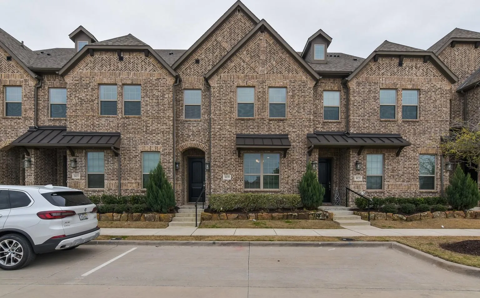 3 bed, 3.5 bath, 1900 sqft, $3,049 — Photo 1
