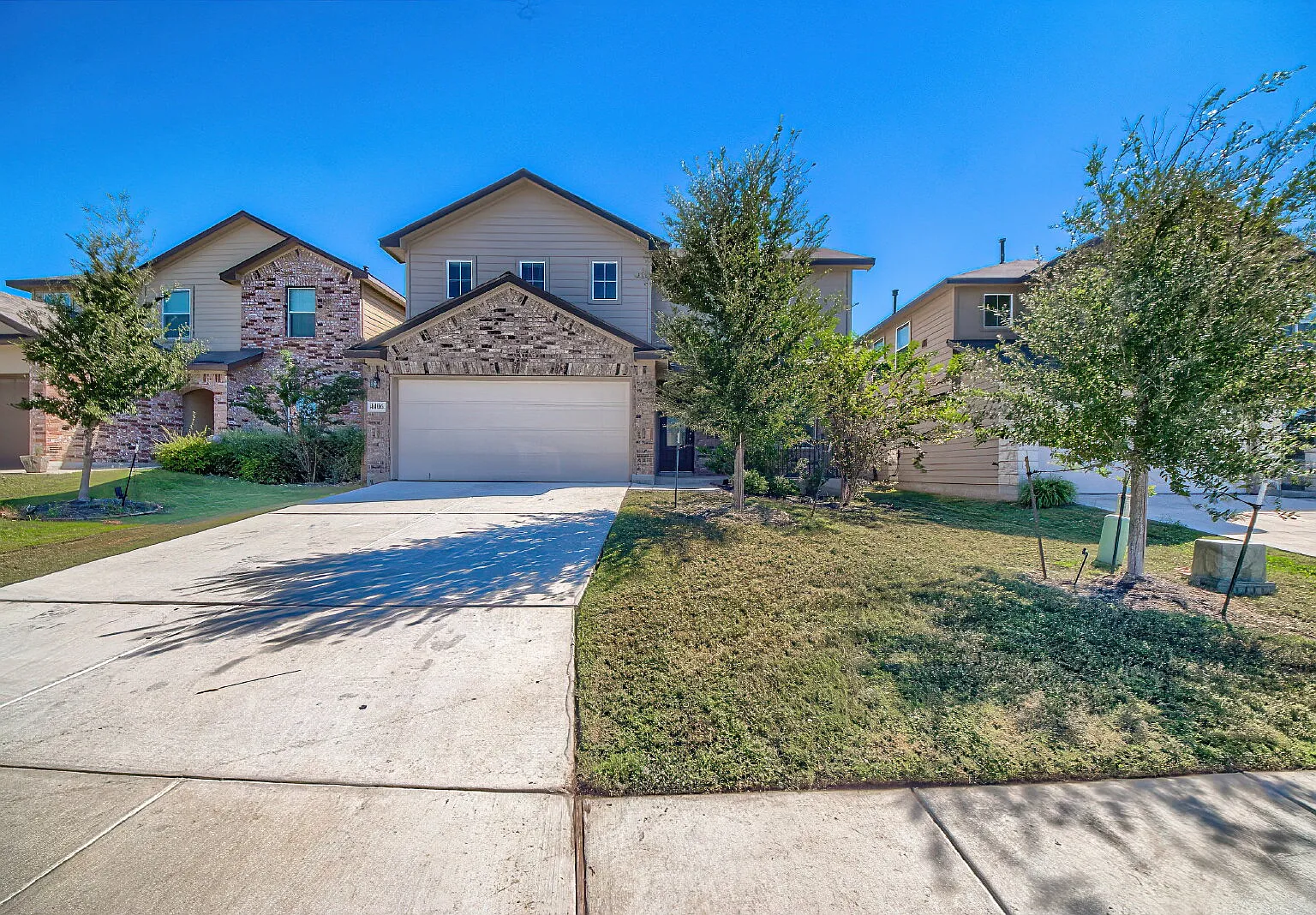 4 bed, 2.5 bath, 2322 sqft, $2,350 — Photo 2