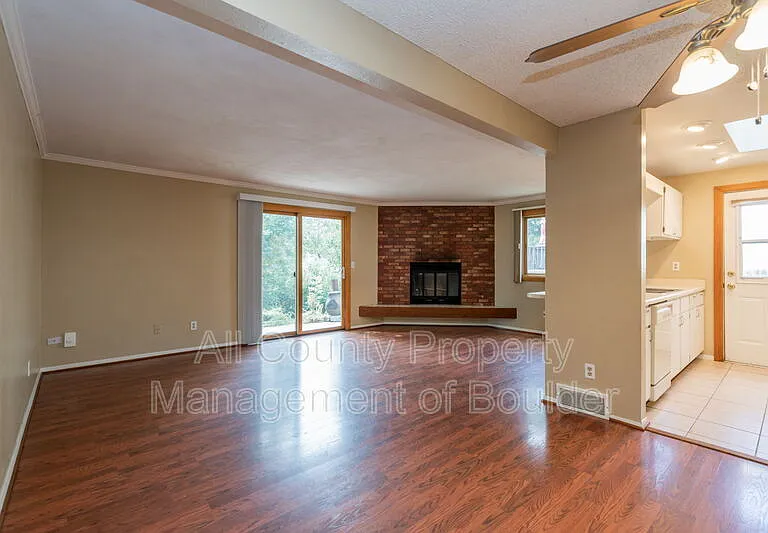 819 Elliott St — Photo 2