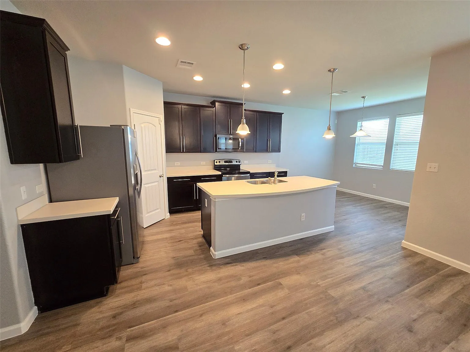 3 bed, 2.5 bath, 2276 sqft, $2,050 — Photo 4