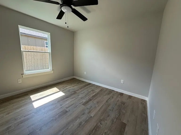 946 Minda St — Photo 12