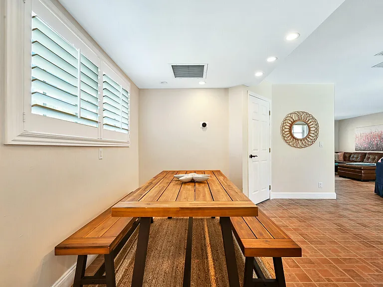 904 SE 12th St — Photo 13