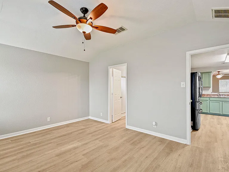 1030 Birdsong Ln — Photo 3