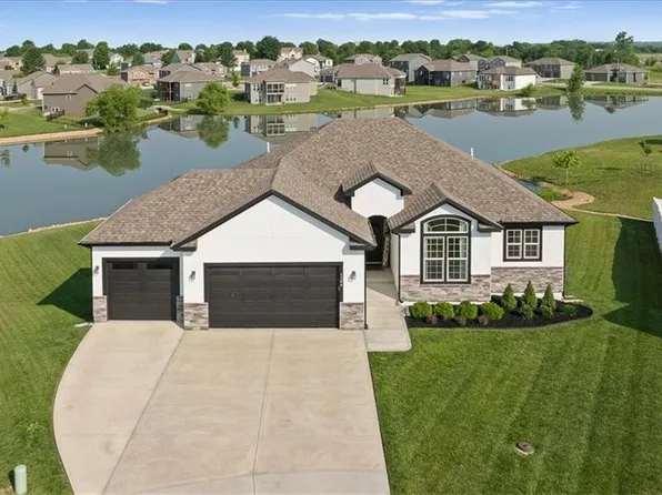 1104 SW Magnolia Cir, Oak Grove, MO 64075