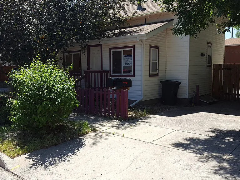 627 E Monument St #A & B — Photo 2