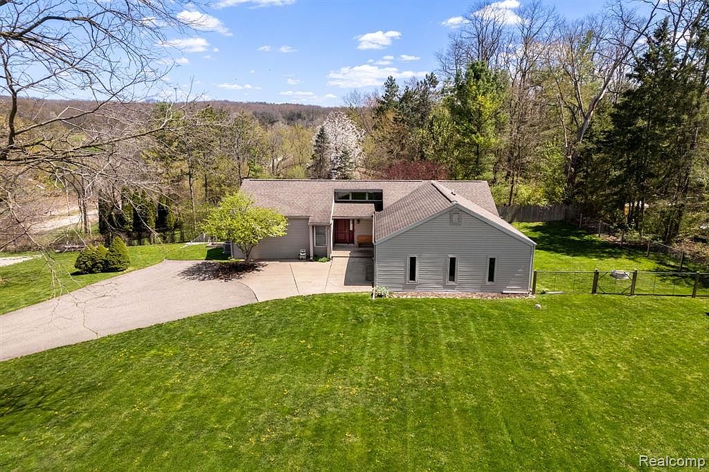 9248 Hartland Rd, Fenton, MI 48430 MLS 20240028780 Zillow